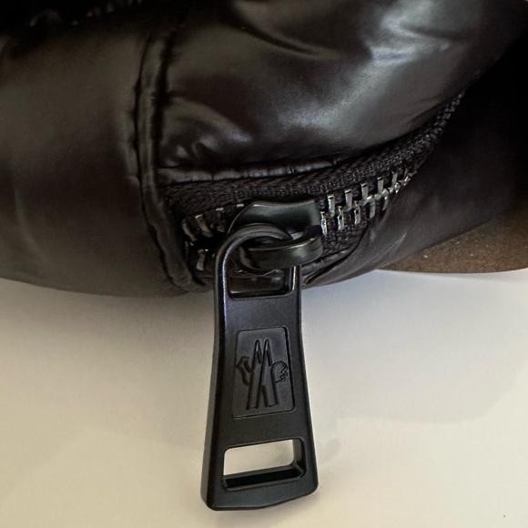 NEW Moncler Toiletry Bag + FREE Gift with Purchase Moncler Shower Gel - Picture 7 of 11